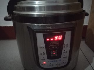 5、自制牛肉松,选择蹄筋档,肉会更软烂。(也可以高压锅上汽后25分钟,或普通锅一个半小时左右)