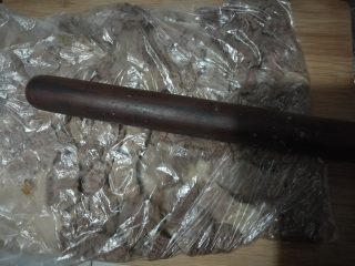 6、自制牛肉松,炖好后,捞出,装保鲜袋,用擀面杖擀碎。