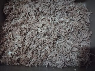 7、自制牛肉松,用手顺肉丝纹路撕碎(这步需要耐心)。