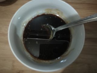 8、自制牛肉松,撕好的肉松放入面包机。所有肉松调料放入碗内调匀。