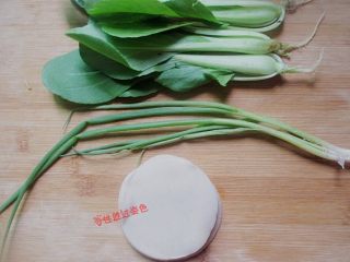 1、饺子皮变身油泼面,准备食材