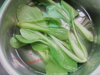 2、饺子皮变身油泼面,小青菜去根，清洗干净