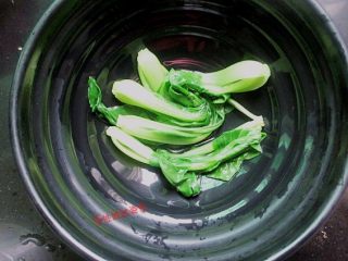 6、饺子皮变身油泼面,小青菜热水戳一下