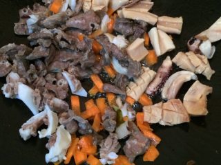 2、杂烩汤,锅里放少许油、把猪肺、胡萝卜、鱿鱼放入翻炒