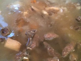 3、杂烩汤,然后锅里烧好适量水，把翻炒后的东西倒入锅里大火煮几分钟