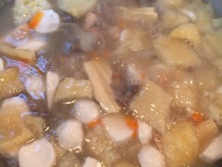 4、杂烩汤,依次加入腐竹、小肉丸、煮熟，淋入准备好的水淀粉