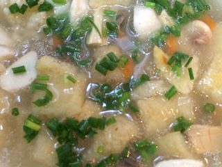 5、杂烩汤,最后放入适量白糖、盐、味精、醋、胡椒粉，出锅撒入葱花。