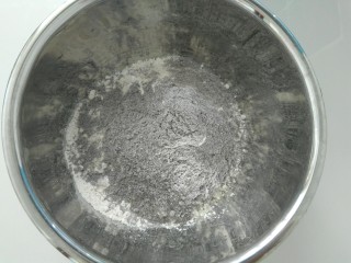 1、趣味馒头,黑面团,小麦粉和黑米面,搅拌均匀。