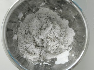 2、趣味馒头,凉水化开的酵母液,一点一点倒入面粉里,拌成絮状。