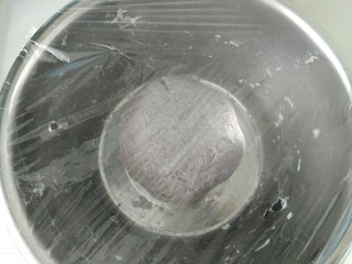 3、趣味馒头,揉光滑,盖上保鲜膜发酵。并在保鲜膜上戳一个洞,进行有氧呼吸。