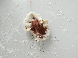 7、趣味馒头,取部分白面团,加入少量可可粉。