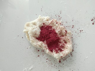 9、趣味馒头,取部分白面团,加入少量红曲米粉。