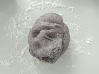 11、趣味馒头,取黑面团,充分揉捏排气。