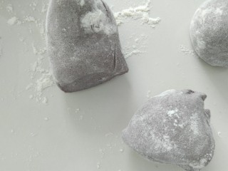 12、趣味馒头,排完气后,分成你想要的大小剂子。