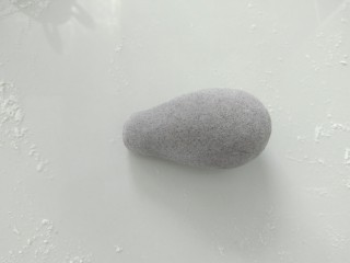 13、趣味馒头,每一个小剂子,搓成一头稍尖的椭圆体。