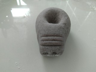 14、趣味馒头,如图,在尖的那头,用筷子戳出,天蓬元帅的性感鼻孔。并用刀背,压出鼻子褶皱。