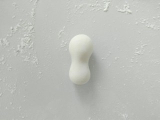 15、趣味馒头,用剩下的白面团,如图整出,天蓬元帅新娘子的身体模型