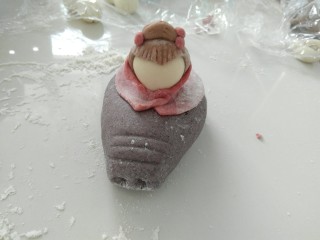 16、趣味馒头,可可粉面团做头发,红色面团做新娘子的披风。技巧:都擀成小圆片状,在切半圆,好整出如图效果哦!