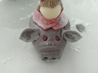 17、趣味馒头,粘上猪耳朵,红豆做天蓬元帅的眼睛。