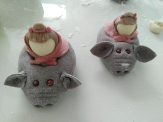 18、趣味馒头,蒸熟后,添画新娘子面部表情。