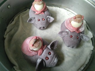 19、趣味馒头,二次发酵好后,冷水上锅,开中小火。