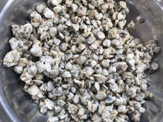 2、萝卜干炒蚬肉（麻辣风味）,蚬肉反复挑选洗几遍，并且挤干水份。