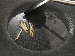 5、萝卜干炒蚬肉（麻辣风味）,大火，油锅，放入姜丝煸香。