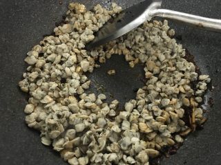 8、萝卜干炒蚬肉（麻辣风味）,转中火，把蚬肉放入翻炒香。