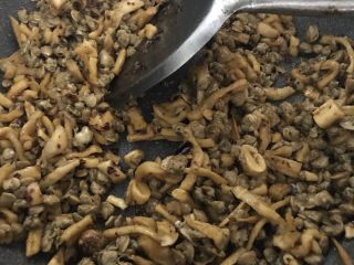 11、萝卜干炒蚬肉（麻辣风味）,翻炒均匀出香味。火锅料和萝卜干本身有盐就不用放盐了。