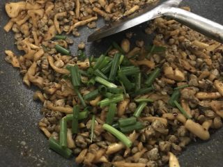 12、萝卜干炒蚬肉（麻辣风味）,炒香后放入葱花，翻炒几下就可以装碟了。