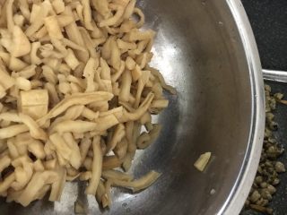 10、萝卜干炒蚬肉（麻辣风味）,把萝卜干倒入，翻炒。