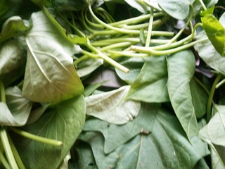 1、红薯叶馒头,自家地里的红薯叶新鲜，现摘现做。