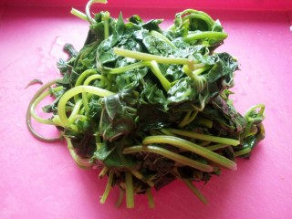 4、红薯叶馒头,在次捞出挤掉水分。