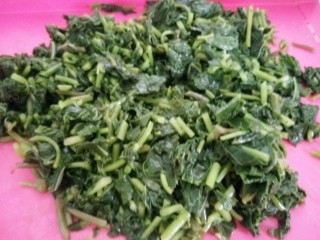 5、红薯叶馒头,切成小段。