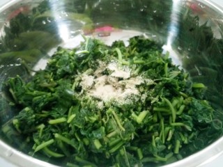 6、红薯叶馒头,放入盆里加3克酵母。