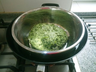 8、红薯叶馒头,没有加水直接合成面团的，为了发酵快放在温水锅里。