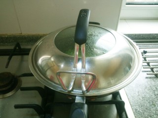 9、红薯叶馒头,盖好盖子很快就发酵了。