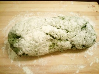 11、红薯叶馒头,放在案板在揉均匀。