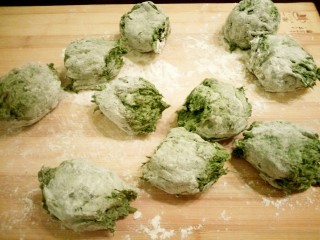 12、红薯叶馒头,可以用刀切剂子，我直接用手纠的。