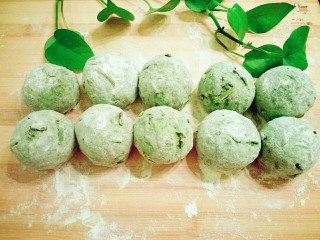 13、红薯叶馒头,在揉成馒头。