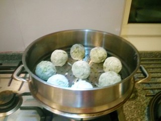 14、红薯叶馒头,提前屉里刷上油以免沾屉。