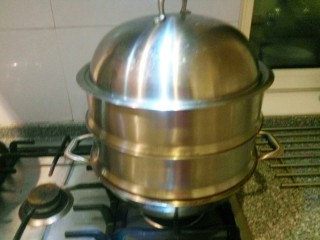 15、红薯叶馒头,盖好盖子第二次发酵20分钟，打开火蒸20分钟关火。