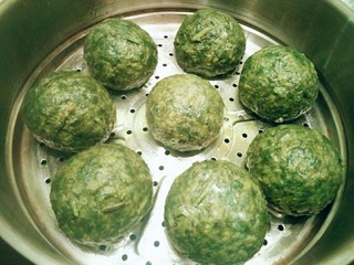 16、红薯叶馒头,美味馒头出锅了。