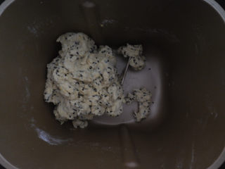 2、麻叶,和成这样可以粘黏在一起的状态即可。面团需要和的硬一点，所以切记不能放太多的水