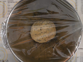 3、麻叶,取出面团揉成圆形，放在盆子里盖上保鲜膜，静置三十分钟