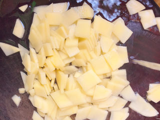 3、火腿炒土豆,冲洗一下，去掉淀粉