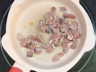 7、火腿炒土豆,放入火腿