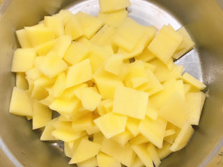 11、火腿炒土豆,淘洗后的土豆片沥干水份