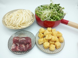 1、一碗面条+豆芽肉丝面,手擀面480克(一家三口的量)油豆腐只用了一半,