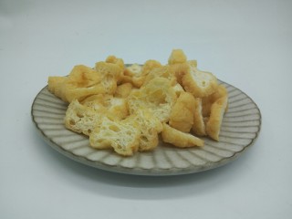 2、一碗面条+豆芽肉丝面,油豆腐切丝